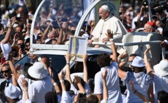 Papa en Budapest: El camino cristiano inicia por quitarse uno del centro