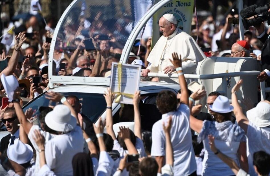 Papa en Budapest: El camino cristiano inicia por quitarse uno del centro