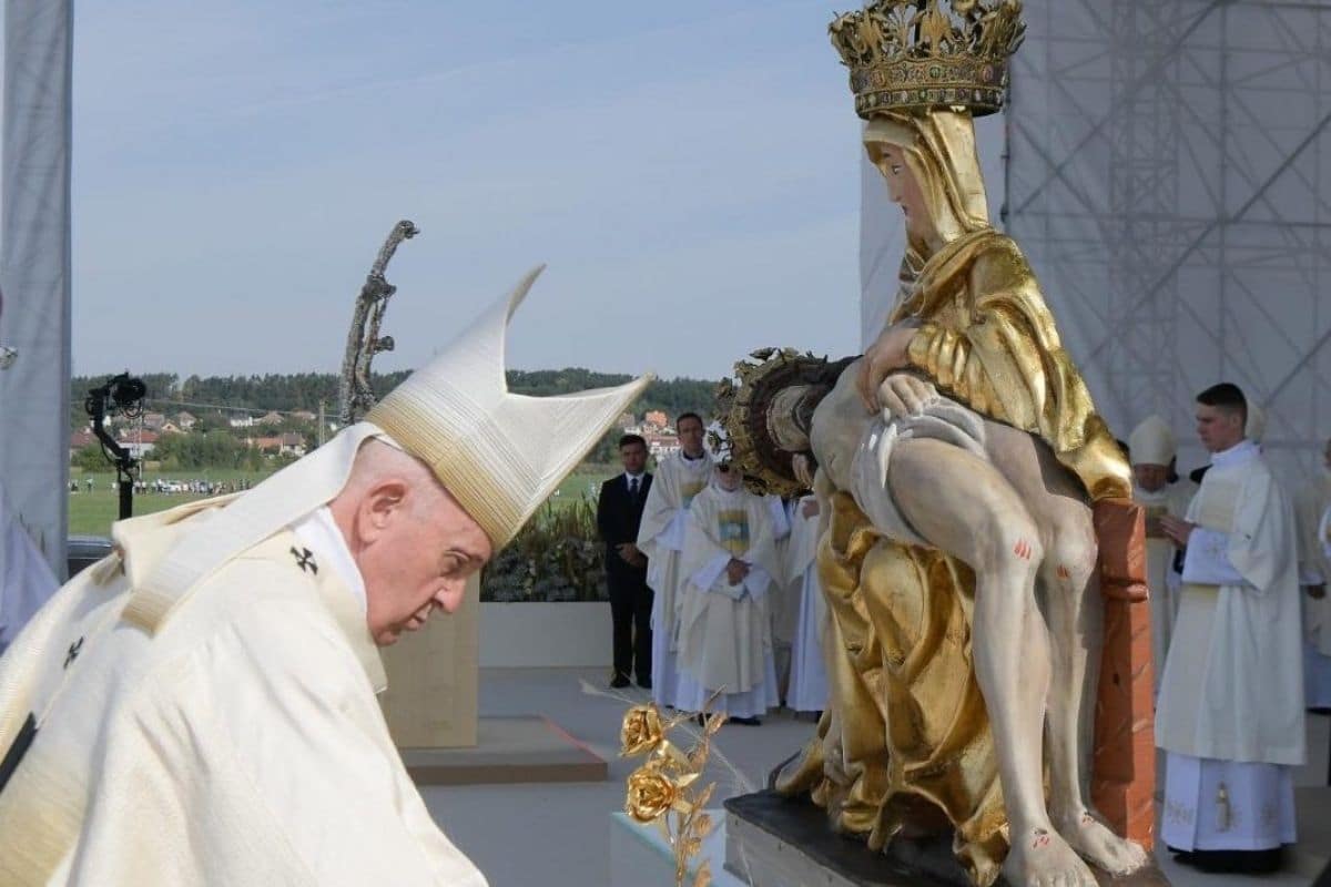 El Papa Francisco regala una rosa de oro a la Patrona de Eslovaquia. Foto: Vatican Media.