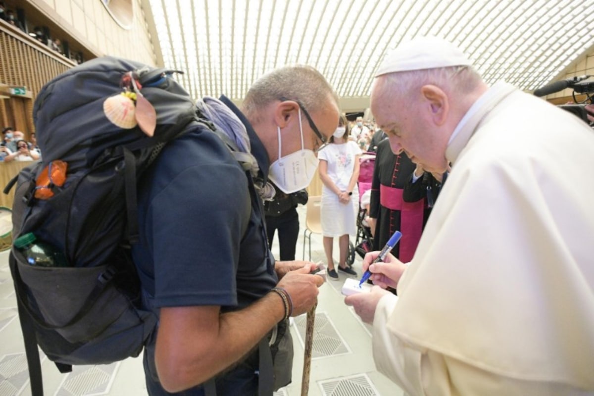 El Papa Francisco con el padre Santo Borrelli, en la Audiencia General. Foto: Vatican Media.