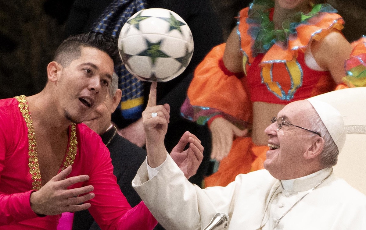El Papa Francisco muestra sus habilidades con un balón de futbol.