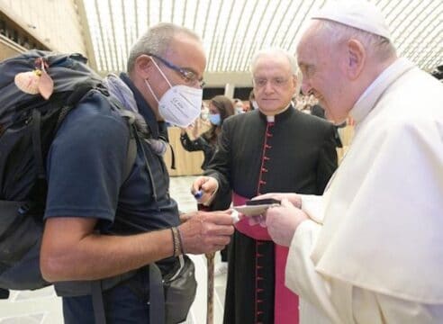 El sacerdote que caminó 700 kilómetros para conocer al Papa Francisco
