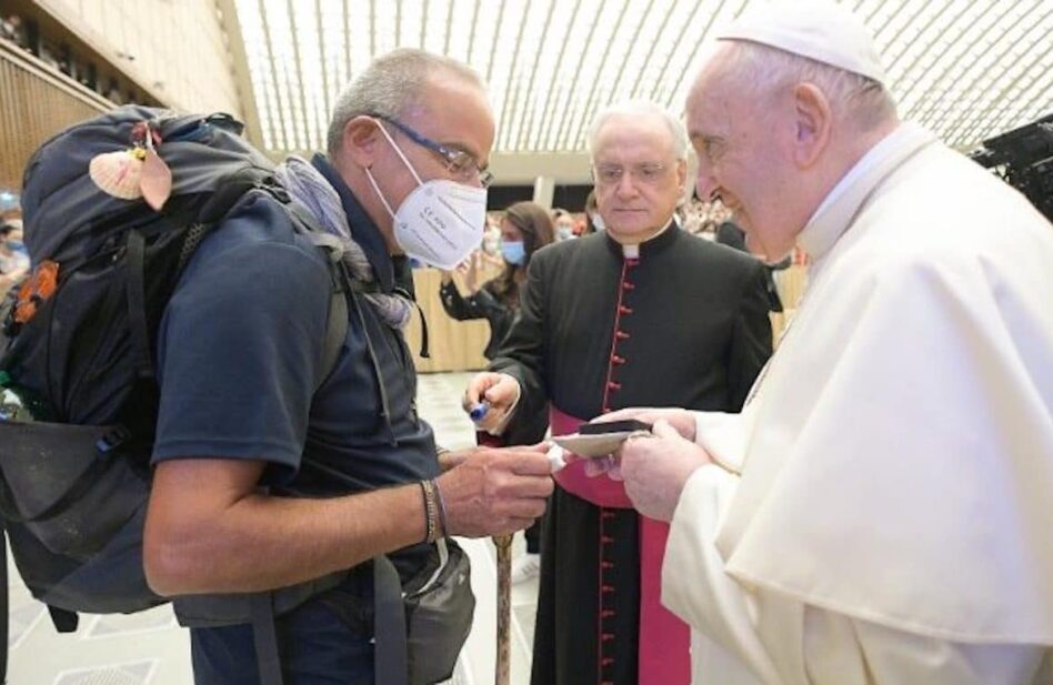 El sacerdote que caminó 700 kilómetros para conocer al Papa Francisco