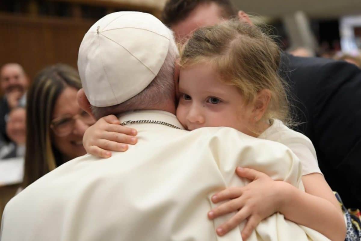 El Papa Francisco abraza a una niña en la Audiencia General. Foto: Vatican Media.