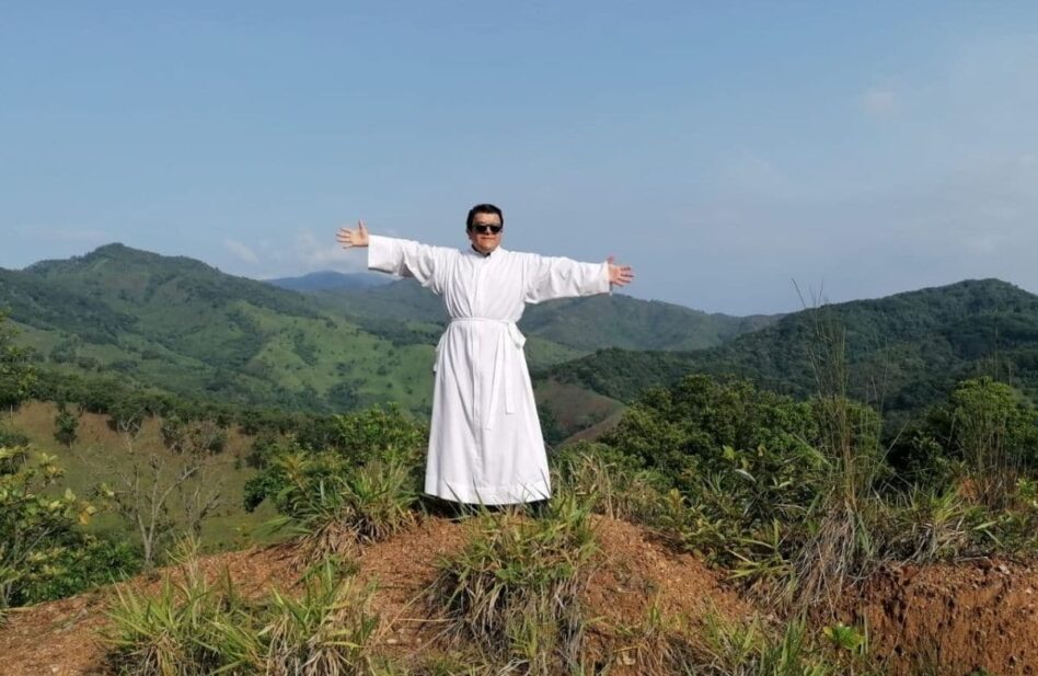 Con sólo 6 palabras una viejita desconocida lo convenció de ser sacerdote