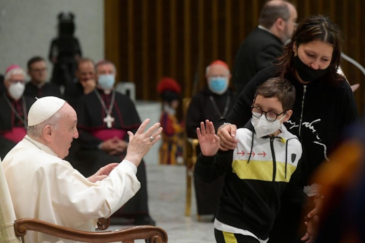 El Papa Francisco utilizó la experiencia del pequeño Pablo para hablar de la libertad que nos da Dios. Foto: Vatican Media