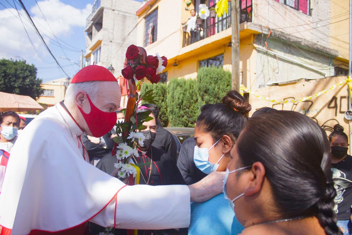 El Cardenal Carlos Aguiar Retes en la Parroquia Santa Lucía Xantepec durante la Visita Pastoral. Foto: Ricardo Cervantes