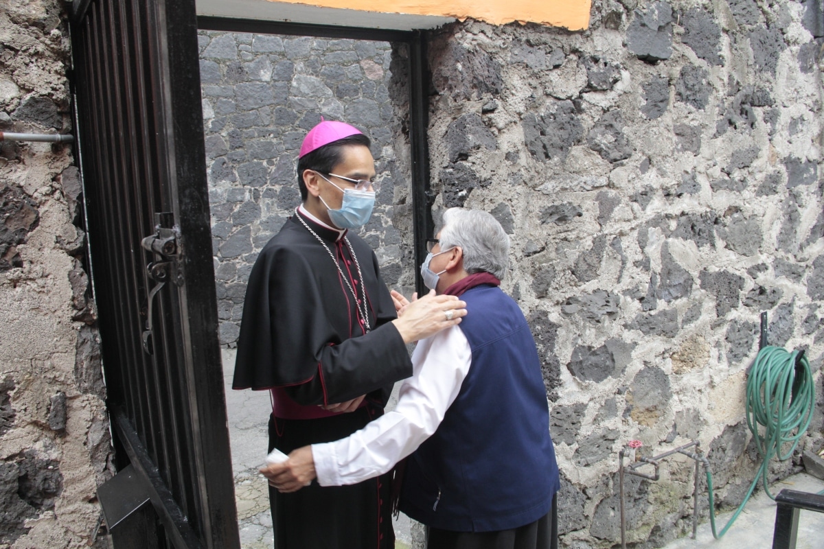 La hermana Esther recibe al Obispo Auxiliar Mons. Luis Manuel Pérez Raygoza, quien las visitó este mes. Foto: Alejandro García/Desde la fe.