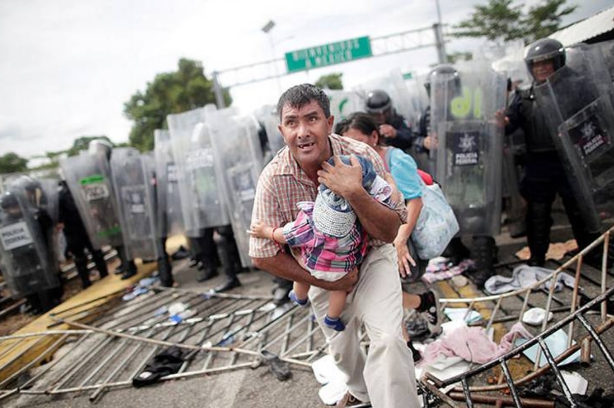 Un migrante frente a las fuerzas de seguridad. Foto: Ueslei Marcelino/Reuters.