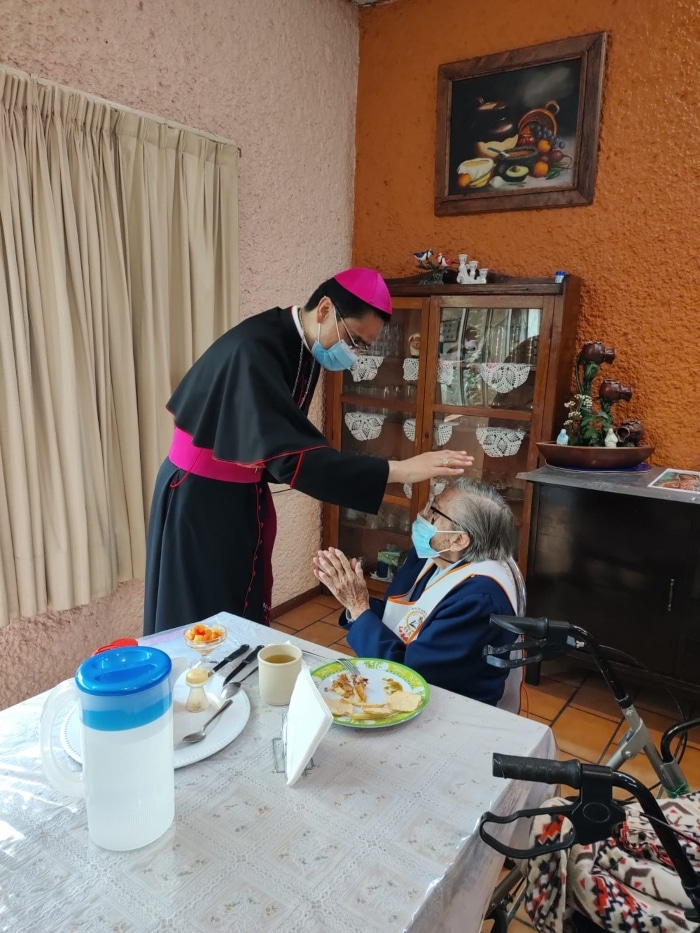 El Obispo Auxiliar Mons. Luis Manuel Pérez imparte la bendición a una de las hermanas.