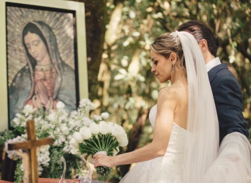 ¿Por qué en su boda las novias regalan un ramo de flores a la Virgen?