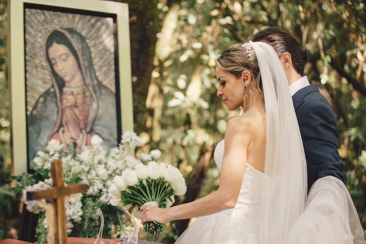 ¿Por qué en su boda las novias regalan un ramo de flores a la Virgen?