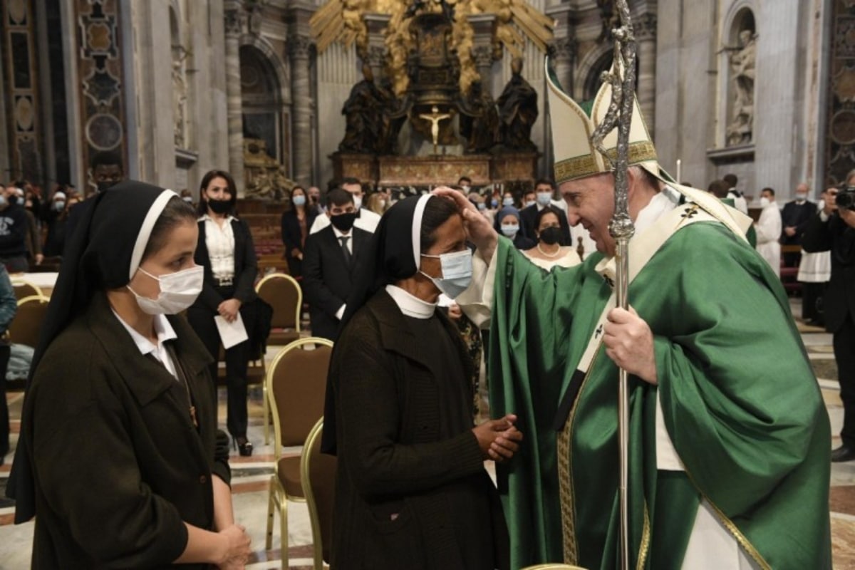 El Papa Francisco se reunió con la religiosa Gloria Narváez, quien estuvo secuestrada más de 4 años en Malí. Foto: Vatican Media.