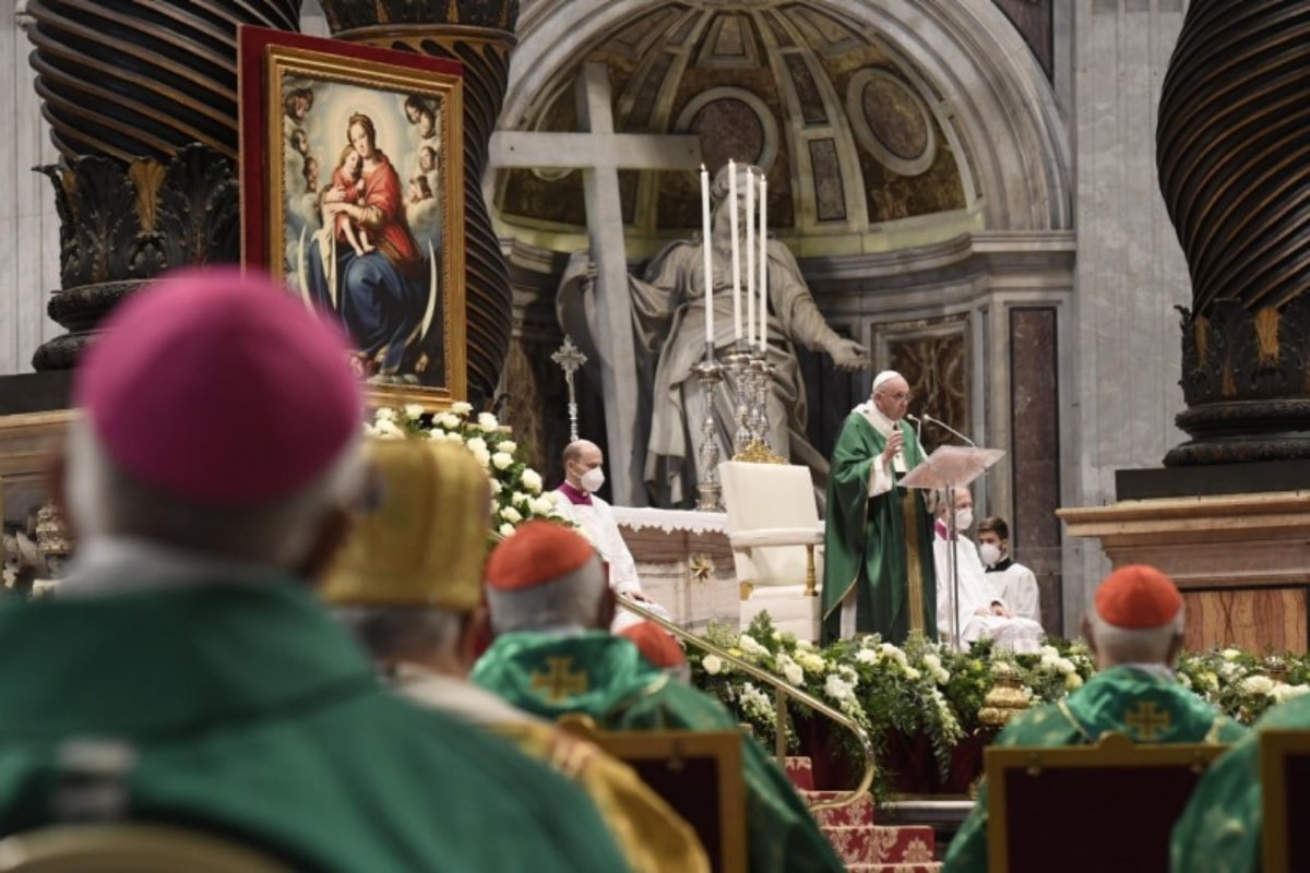 El Papa Francisco preside la Misa de apertura del Sínodo de los Obispos este 10 de octubre de 2021. Foto: Vatican Media.