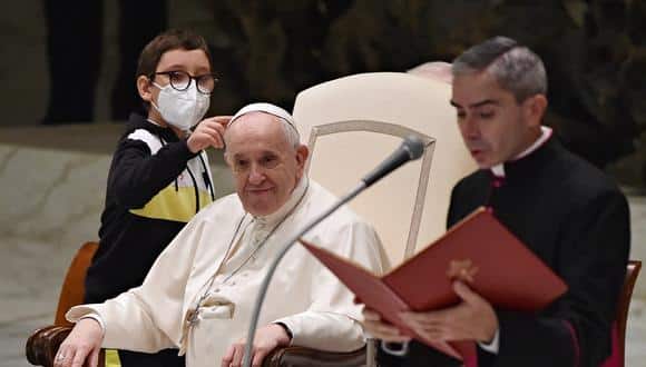 El pequeño Pablo subió al escenario del Aula Paulo VI con la intención de conseguir el solideo del Papa Francisco. Foto: EFE