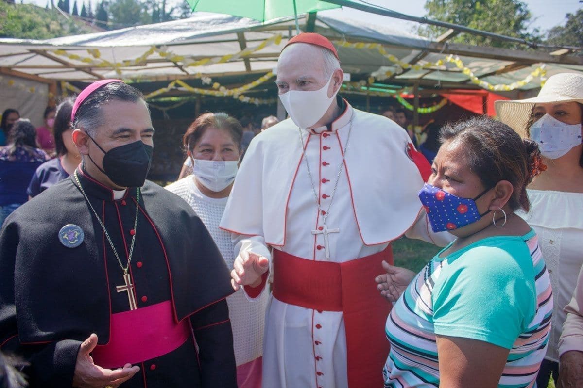 El Cardenal Carlos Aguiar y el obispo Carlos Samaniego, visitaron la capilla de Tierra Nueva. Foto: Ricardo Cervantes