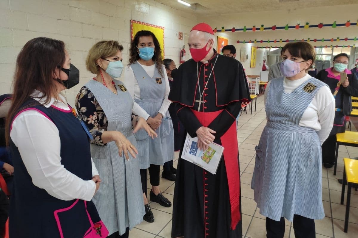 El Arzobispo Primado de México, Carlos Aguiar, con un grupo de Voluntarias Vicentinas. Foto: Desde la fe.