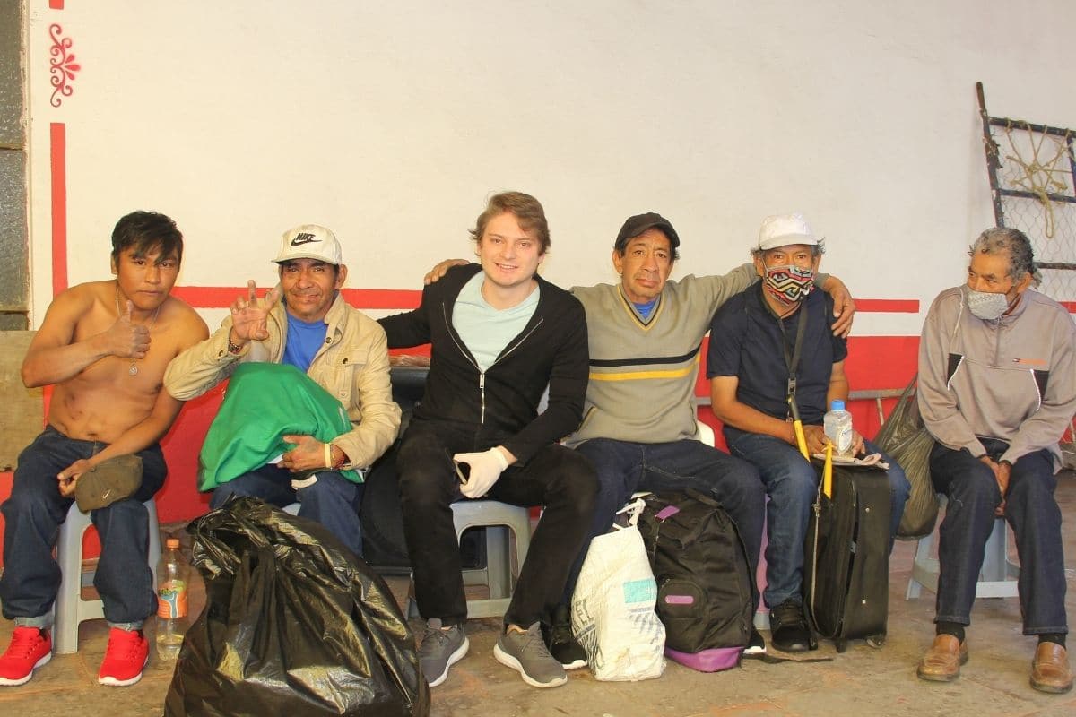 En la Arquidiócesis de México fueron entregados más de 300 pantalones y tenis nuevos a personas sin hogar durante la Jornada Mundial por los Pobres 2021.