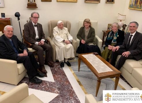 Benedicto XVI reaparece en público; se reúne con galardonados