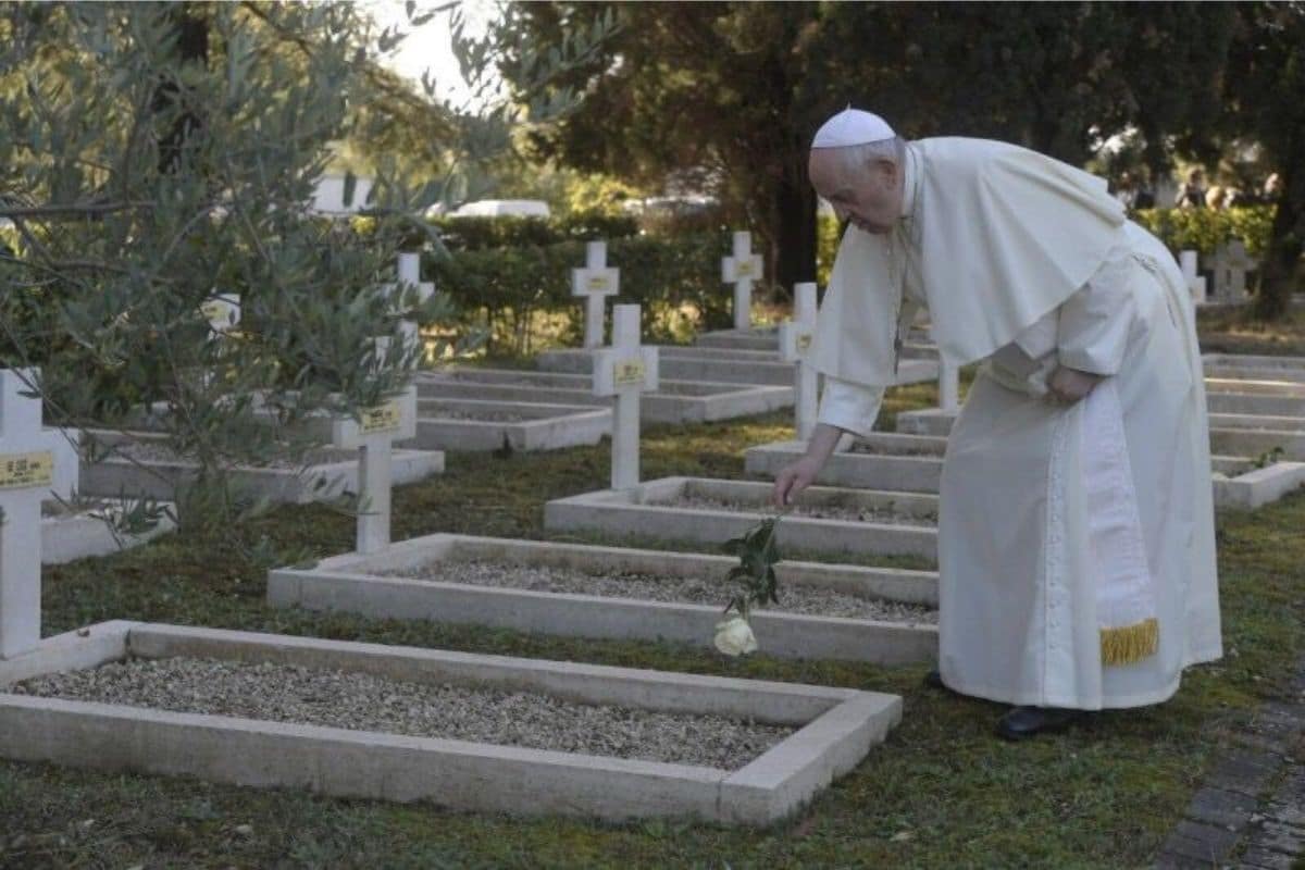 El Papa Francisco visitó el Cementerio Militar Francés, en Roma. Foto: Vatican Media.