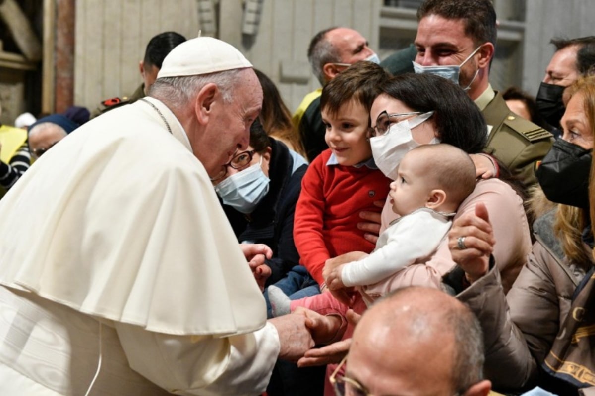 El Papa Francisco saluda a una familia en la Audiencia General. Foto: Vatican Media.