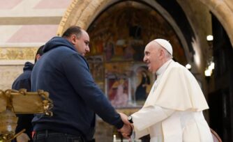 El Papa Francisco escucha el testimonio de los pobres en Asís