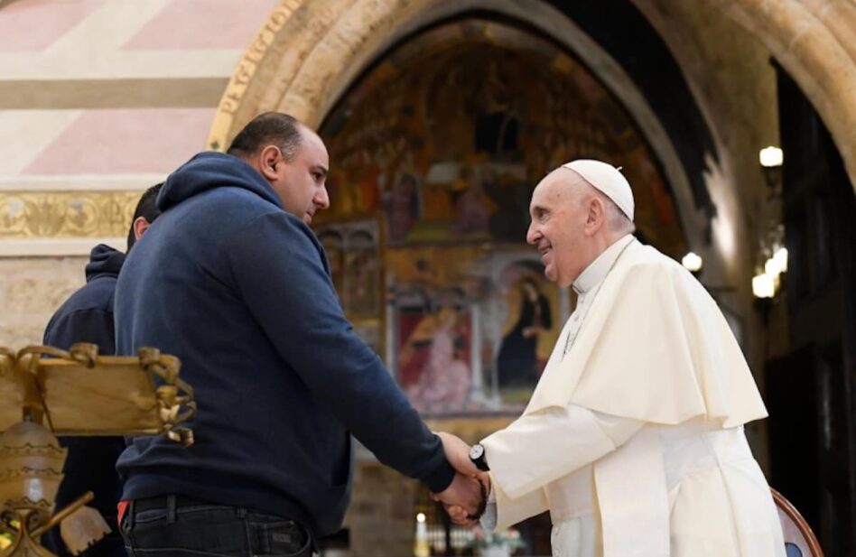 El Papa Francisco escucha el testimonio de los pobres en Asís