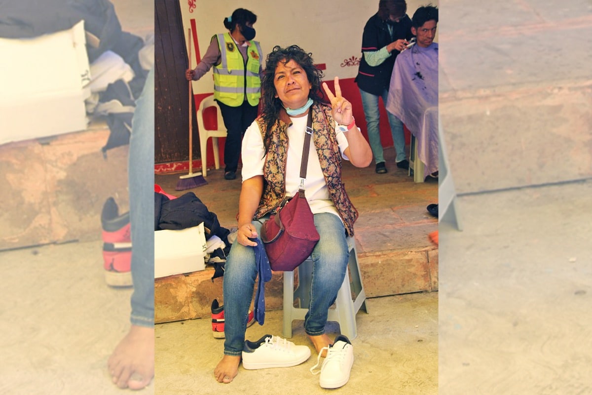 Como Rocío, más de 300 personas sin hogar recibieron ropa y tenis nuevos el pasado 13 de noviembre, en la Santa Cruz y Nuestra Señora de la Soledad. Foto: Alfredo Márquez.