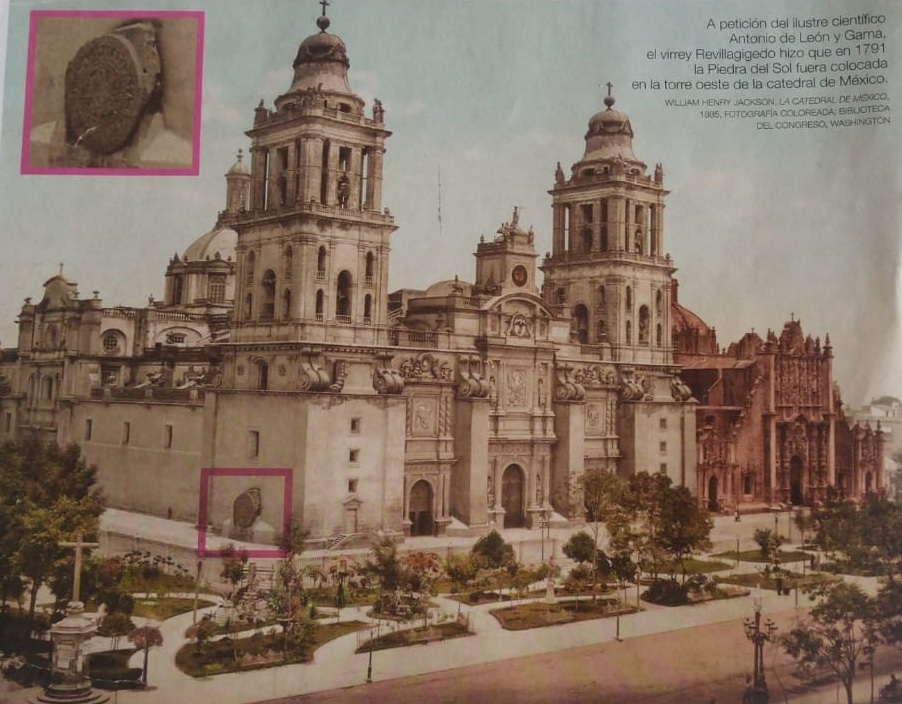 Fotografía coloreada de 1882 donde se observa la Piedra del Sol o Calendario Azteca adosada en el muro poniente de la Catedral Metropolitana.
