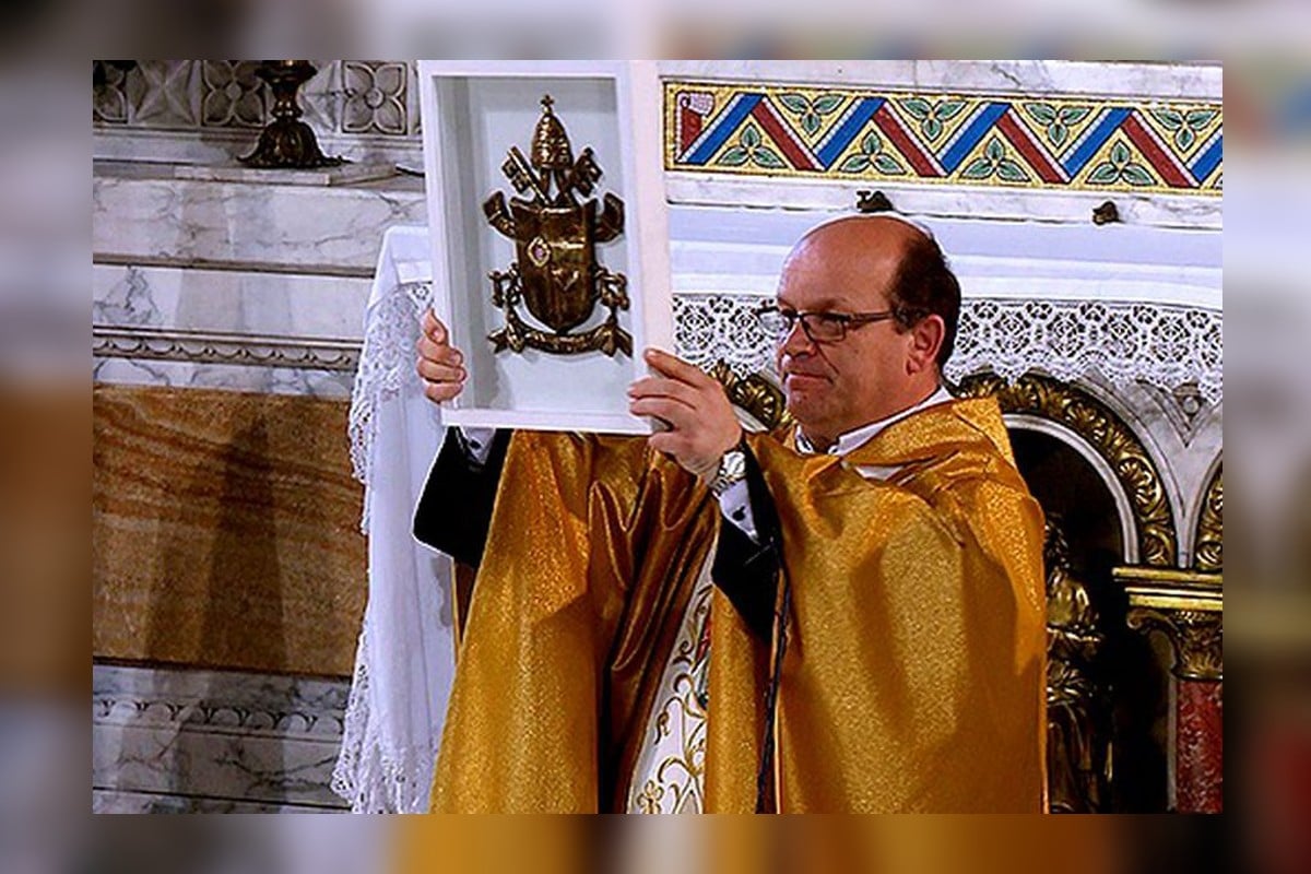 La reliquia perdida de Juan Pablo II, expuesta por un sacerdote. Foto: La Nación.