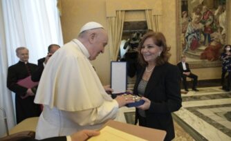 Papa Francisco reconoce la trayectoria periodística de Valentina Alazraki