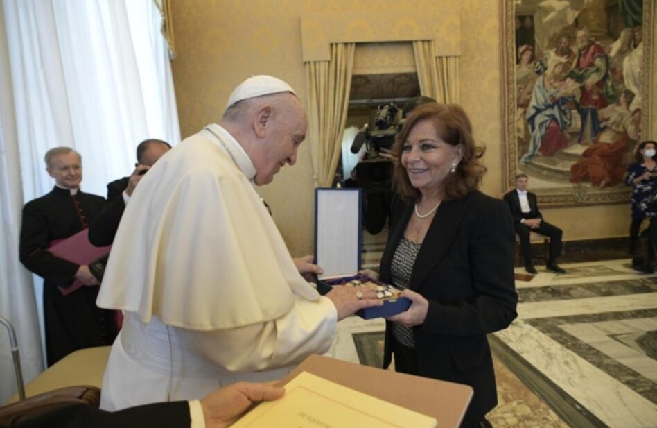 Papa Francisco reconoce la trayectoria periodística de Valentina Alazraki