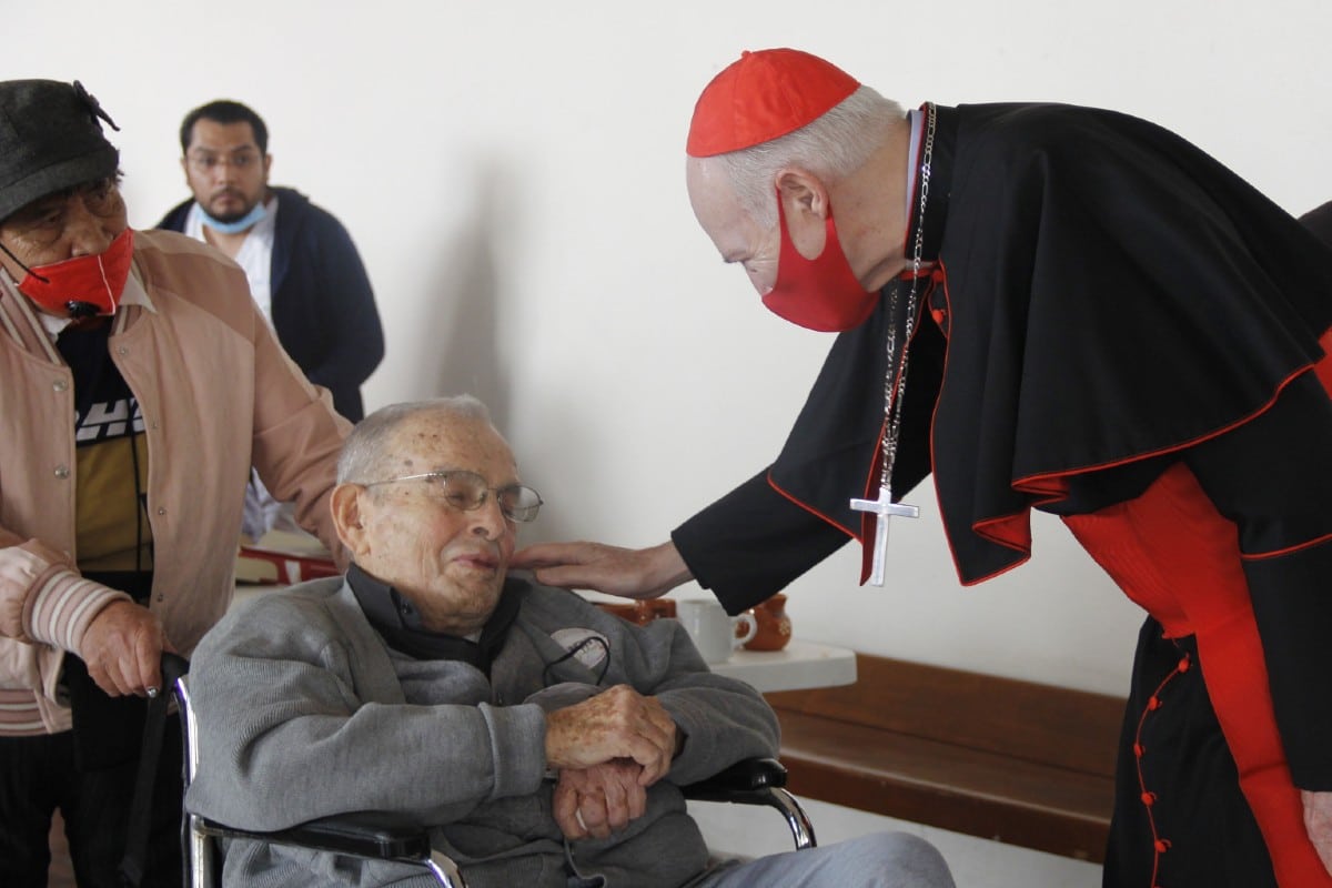 El Cardenal Aguiar se reunió con sacerdotes eméritos de la Arquidiócesis. Foto. Alfredo Márquez.