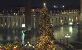 Un árbol de 28 metros ilumina la Plaza de San Pedro del Vaticano