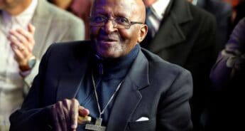 El arzobispo anglicano Desmond Tutu recibió el Premio Nobel de la Paz el 15 de octubre de 1984. Foto: Reuters
