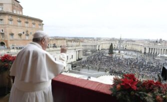 El Papa Francisco bendice al mundo: ¡Feliz Navidad a todos!