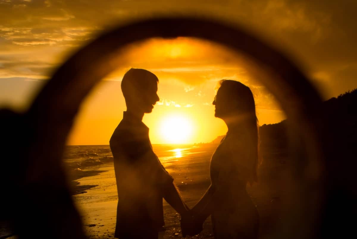Las parejas casadas tienen una vida sexual más satisfactoria que las personas solteras.