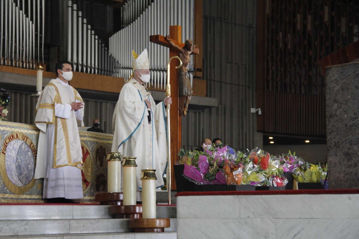 El Arzobispo Carlos Aguiar Retes presidió la Misa de las Rosas 2021. Foto: Alfredo Márquez/Desde la fe.