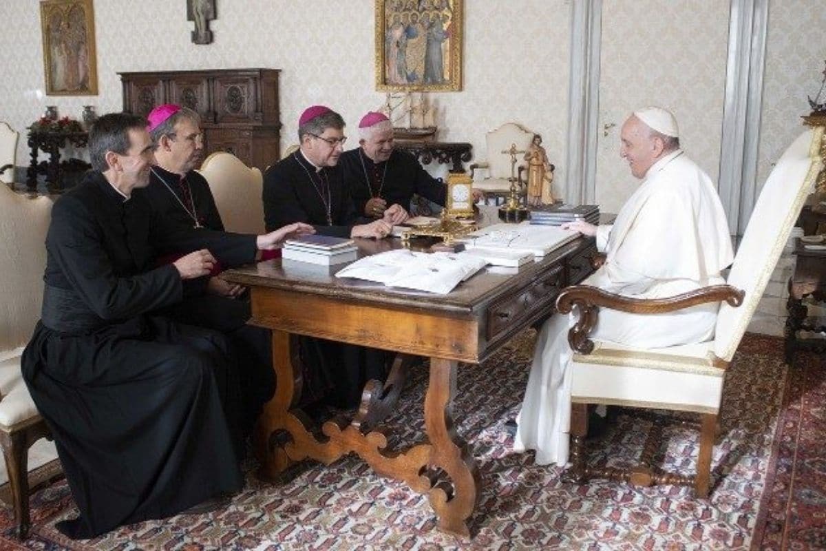 En reunión con obispos de la CEC, el Papa Francisco tocó el tema del informe de la Ciase sobre abusos sexuales. Foto: Especial.