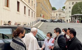 El Papa Francisco saluda a artesanos de Puebla y a edil de Chignahuapan
