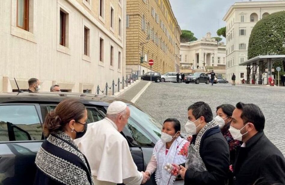 El Papa Francisco saluda a artesanos de Puebla y a edil de Chignahuapan