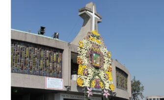 Portal florido, regalo de artesanos de Iztapalapa a la Virgen de Guadalupe