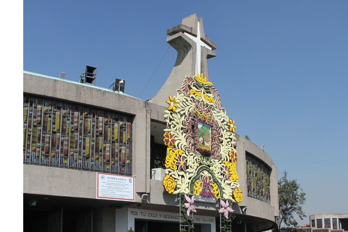 Portal florido en la Basílica de Guadalupe. Foto: Alfredo Márquez