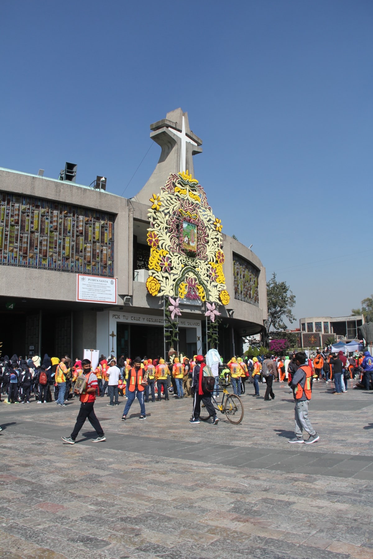 Portal florido en la Basílica de Guadalupe. Foto: Alfredo Márquez