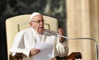 En su primera Misa de 2022, el Papa repudia la violencia contra la mujer