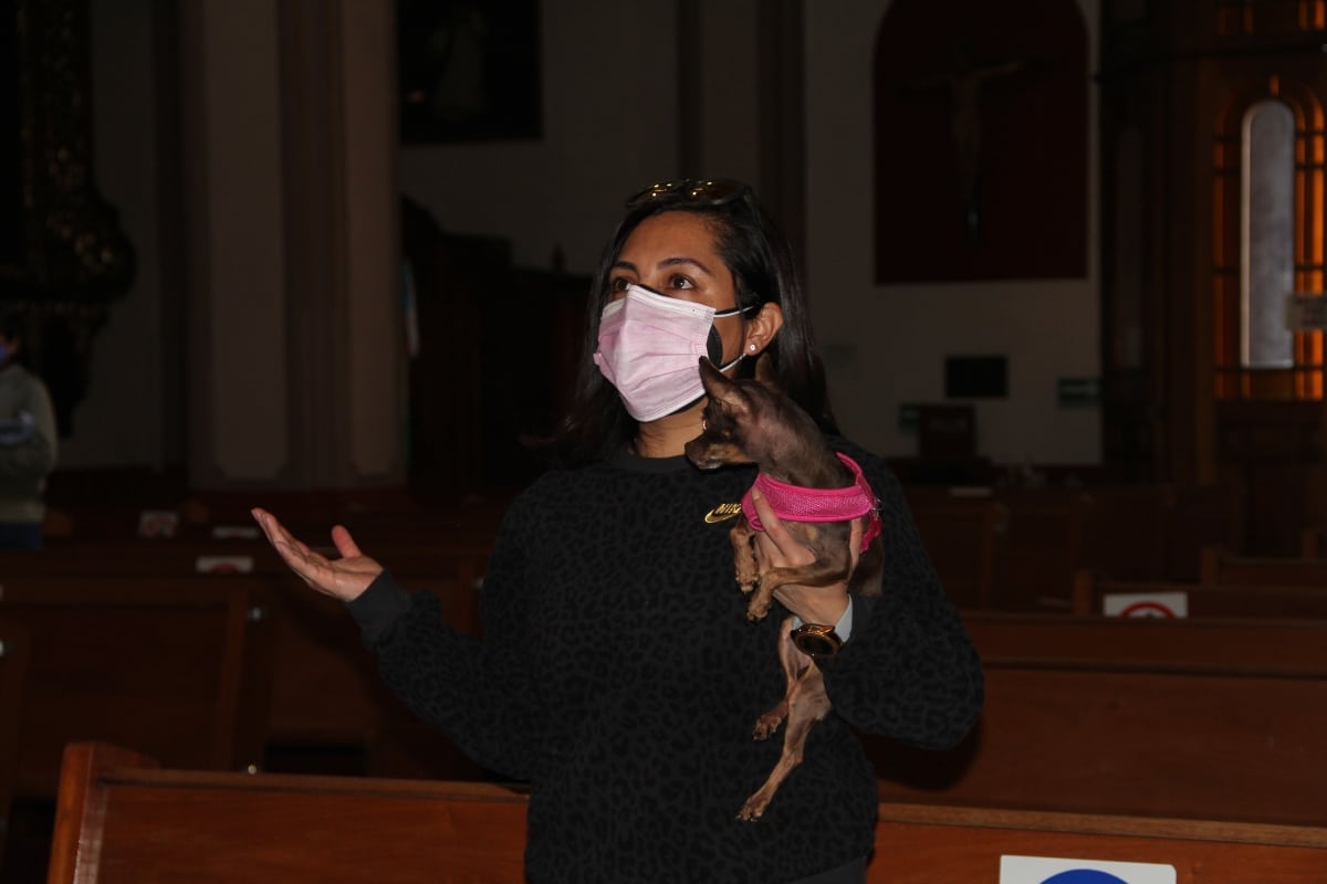 Una fiel con su mascota participa de la bendición de las mascotas en la parroquia San Vicente Ferrer. Foto: Alfredo Márquez