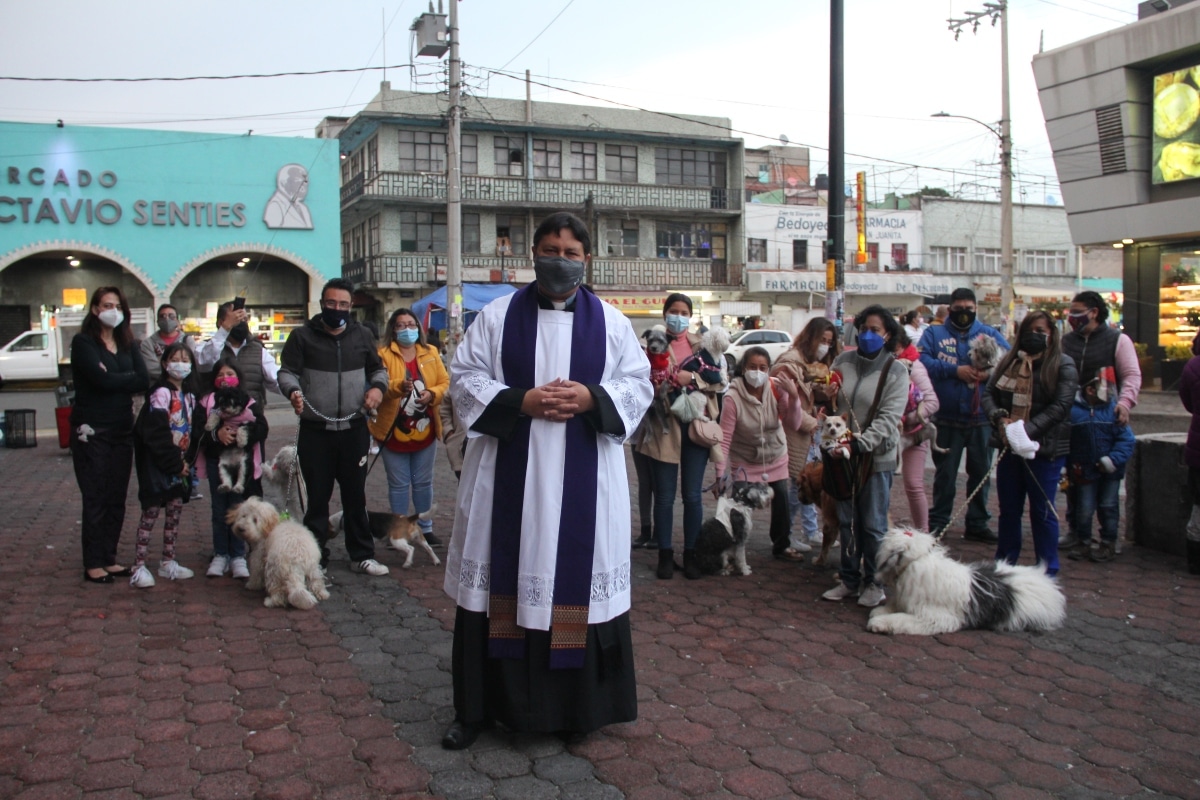 La bendición de las mascotas en la parroquia Parroquia de Nuestra Señora de San Juan de los Lagos. Foto: Alfredo Márquez