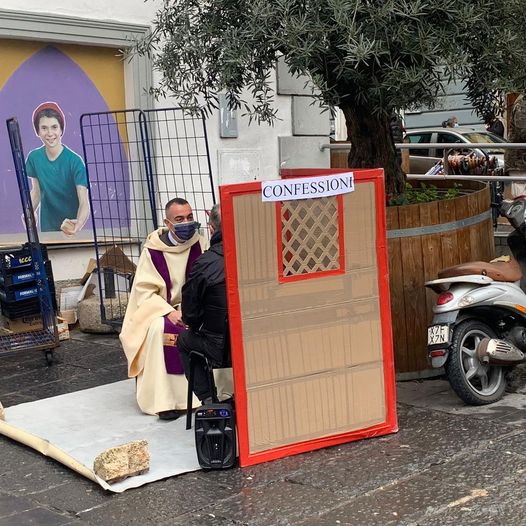 El padre Michele Madona ha adquirido fama saliendo a las calles a confesar.
