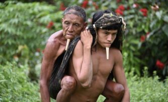 ¿Qué hace este joven cargando a un anciano? Una foto que se hizo viral