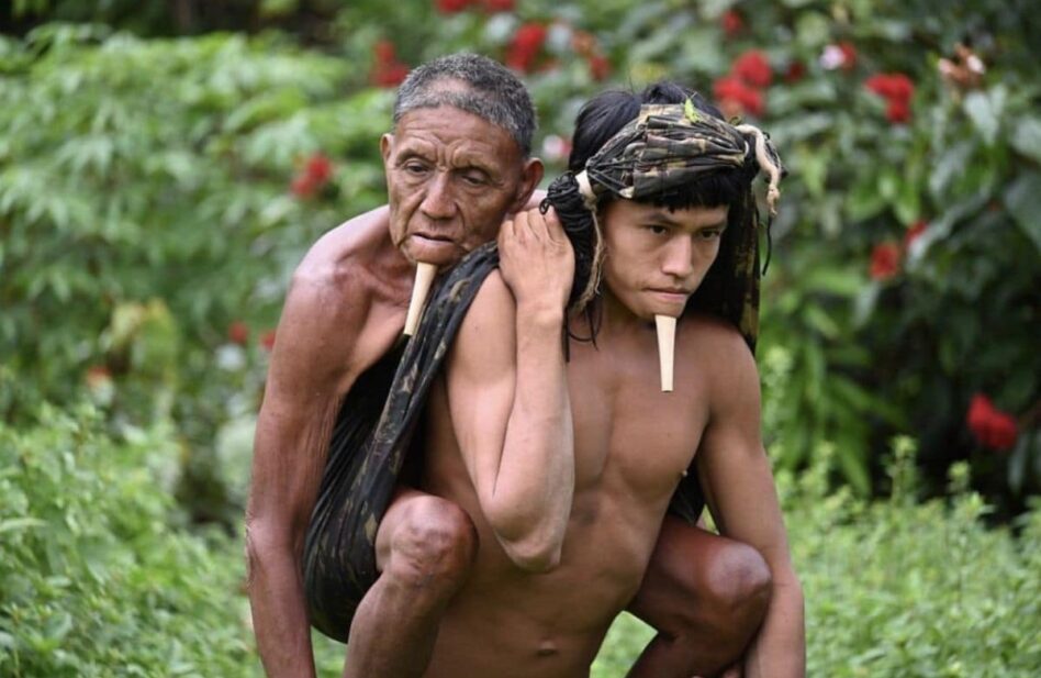 ¿Qué hace este joven cargando a un anciano? Una foto que se hizo viral